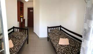 Отель Shaarei Zion Умань Двухместный номер с 2 отдельными кроватями и ванной комнатой-8